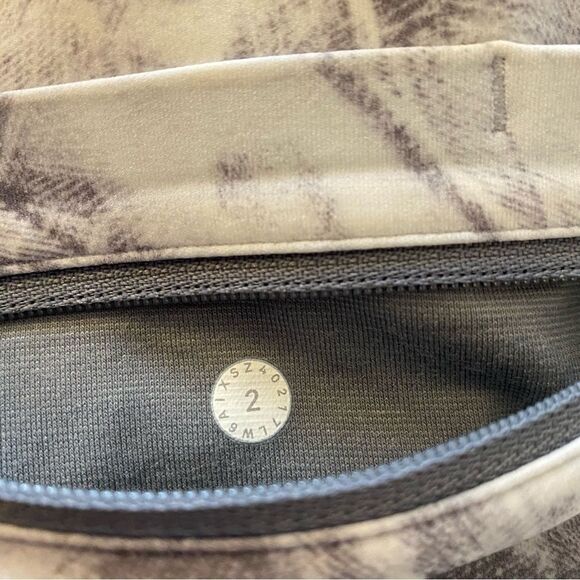 Lululemon Pace Perfect Crop (17") Breeze by White Light Cast / Light Cast - Picture 16 of 16